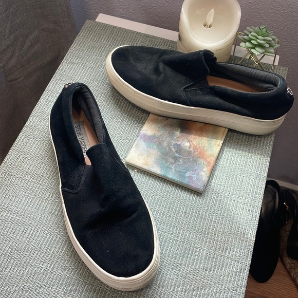 #189 Steve Madden Velvet Suede Sneakers - Picture 1 of 3